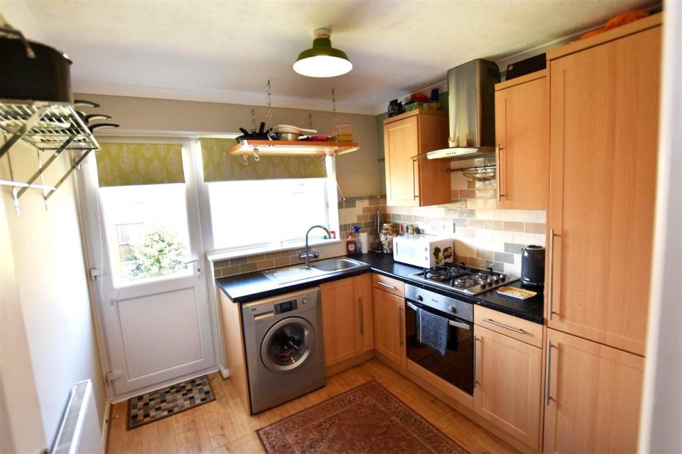 2 bedroom property for sale in delfzul road, canvey island