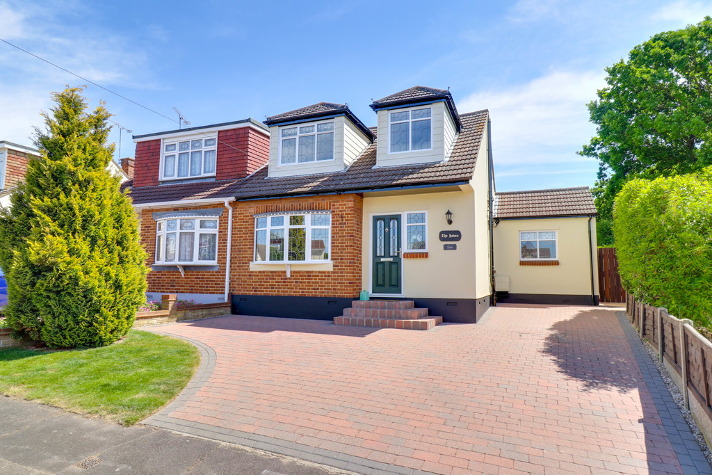 3 bedroom property for sale in Clifton Close, Benfleet £385,000