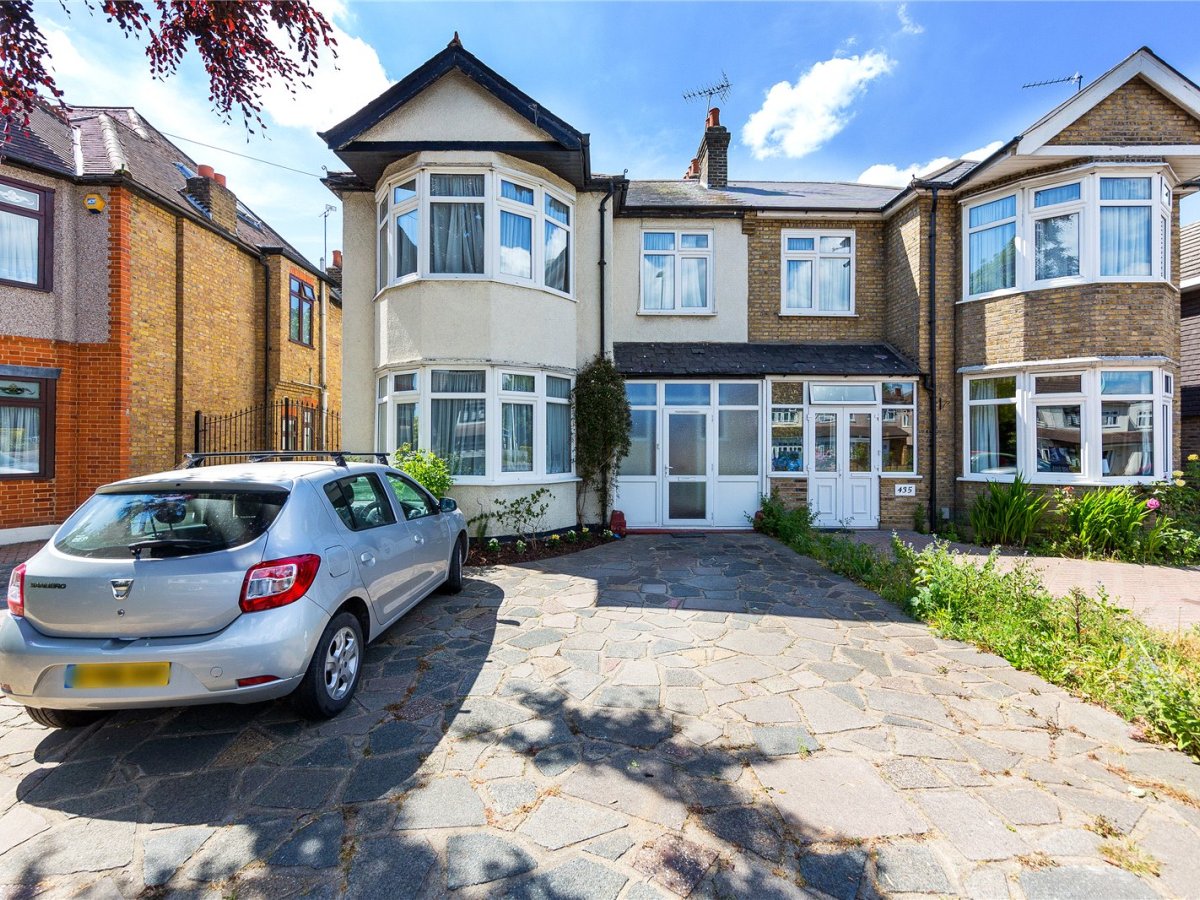 4 bedroom property for sale in Brentwood Road, Romford, RM2 Guide