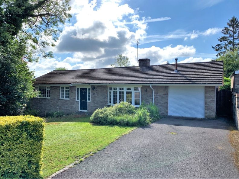 4 bedroom bungalow for sale in Oak Tree Road, Tilehurst, Reading, RG31