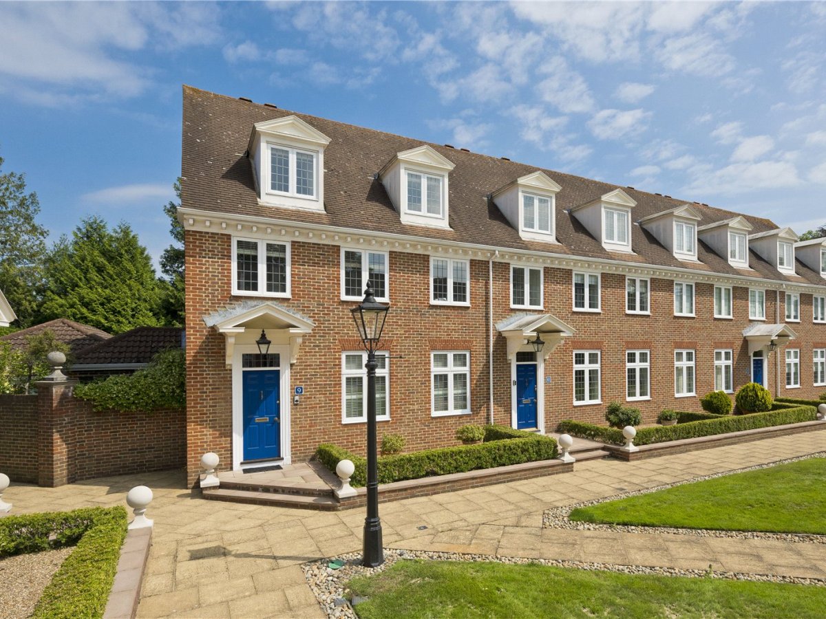 JacksonStops 4 bedroom property for sale in The Square, High Pine