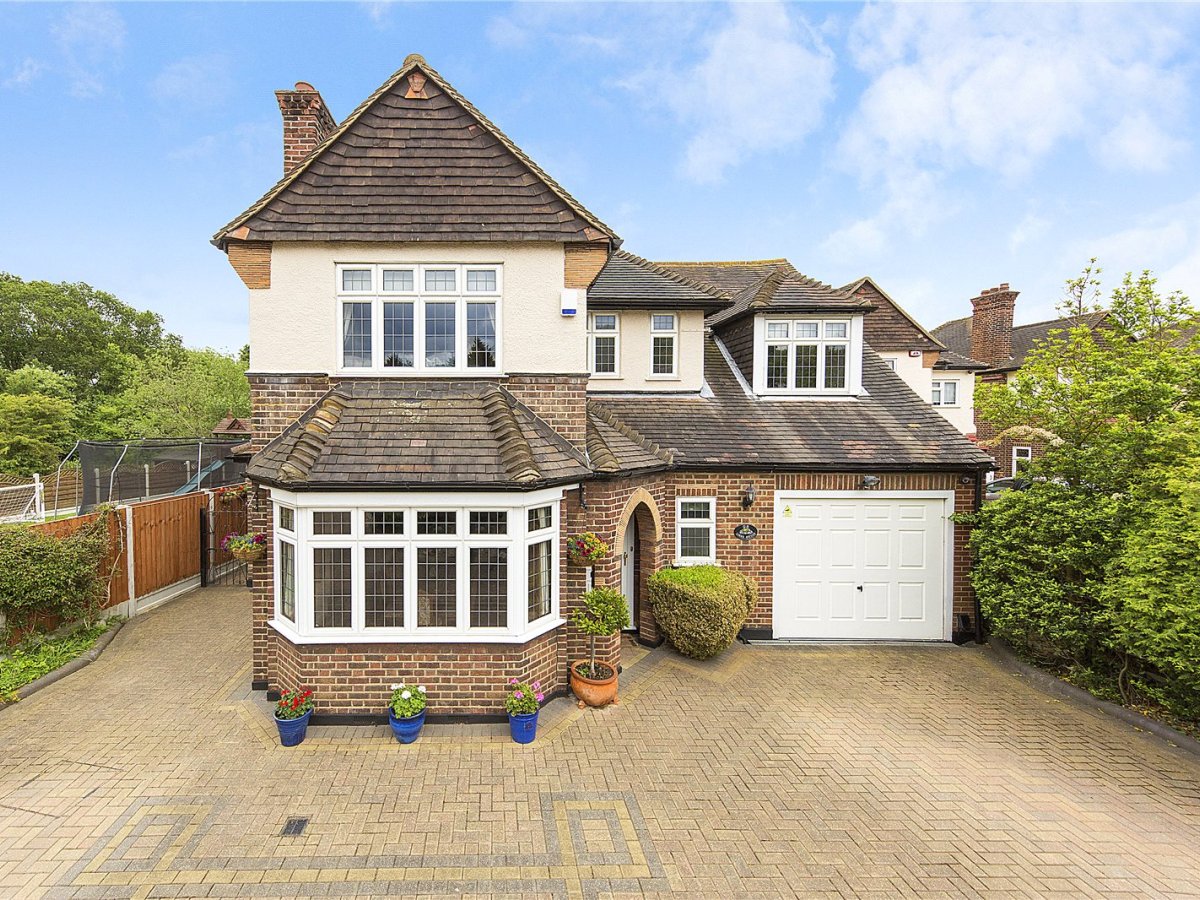 4 bedroom property for sale in Links Avenue, Gidea Park, RM2 £900,000