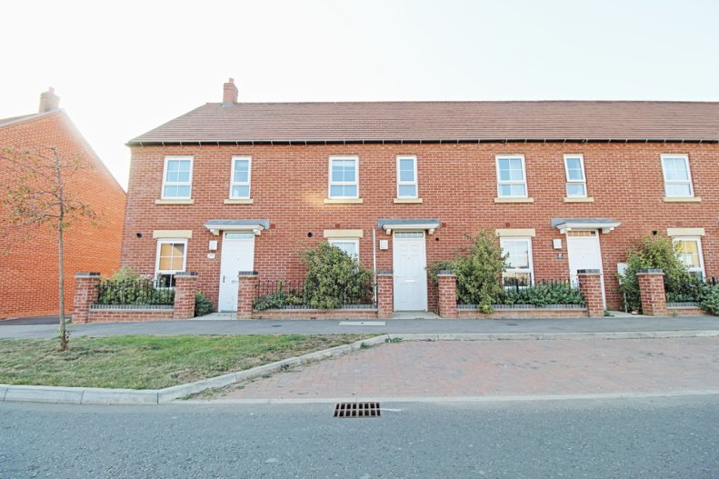 3 bedroom mid terrace house for sale in Longford Park Road, Bodicote