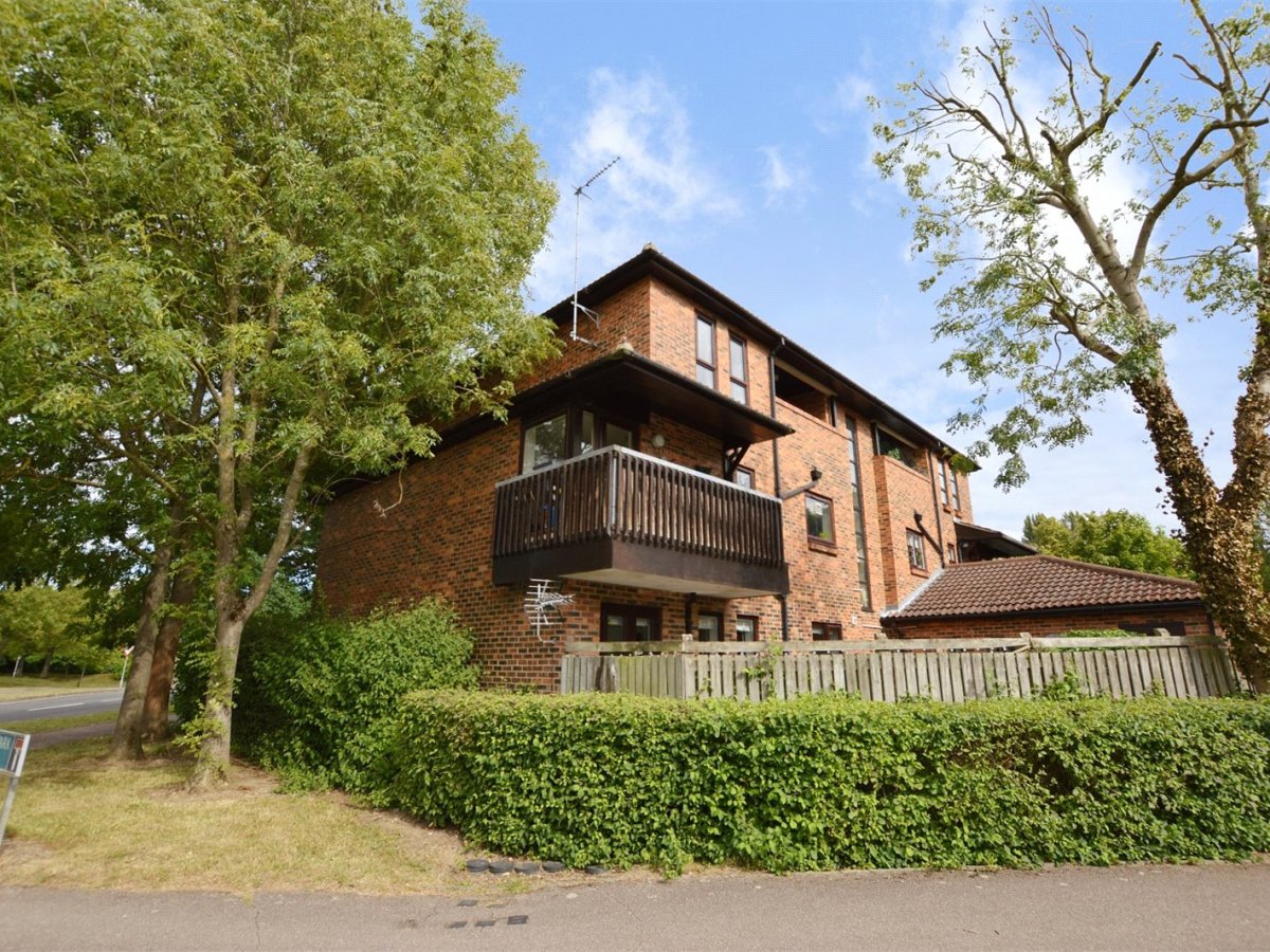 2 bedroom property for sale in Courtney Park Road, Langdon Hills