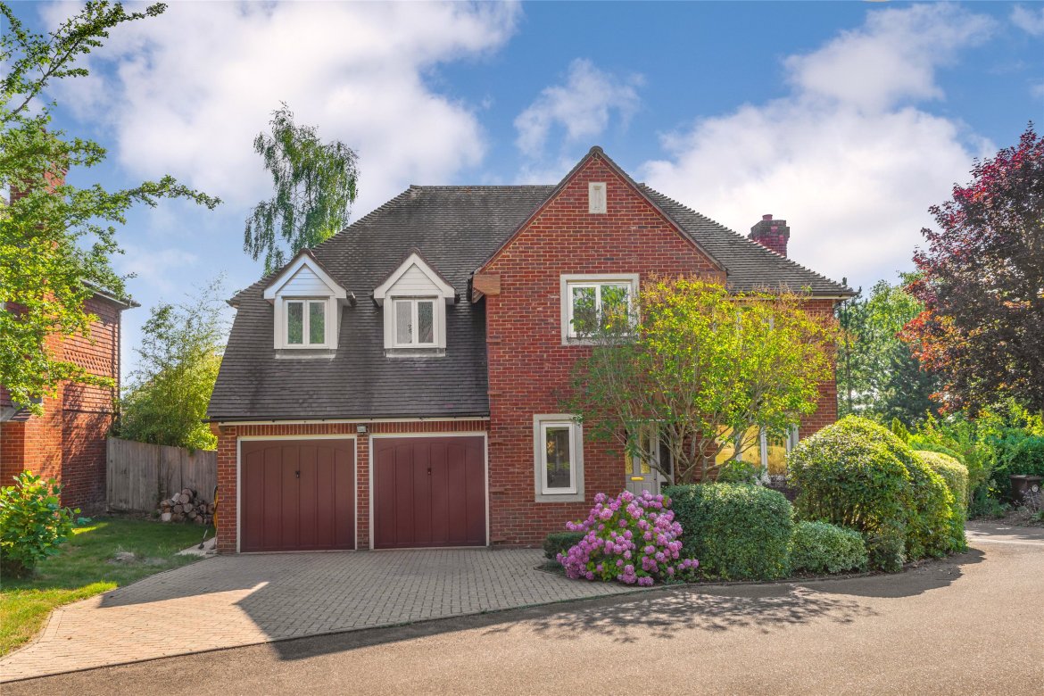 5 bedroom property for sale in Highacre, Dorking, Surrey, RH4 £865,000