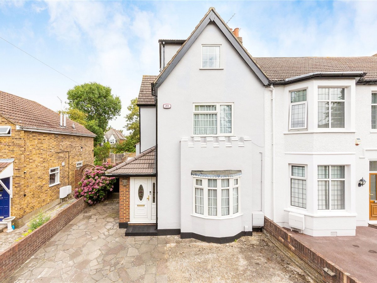 4 bedroom property for sale in Junction Road, Romford, RM1 Guide