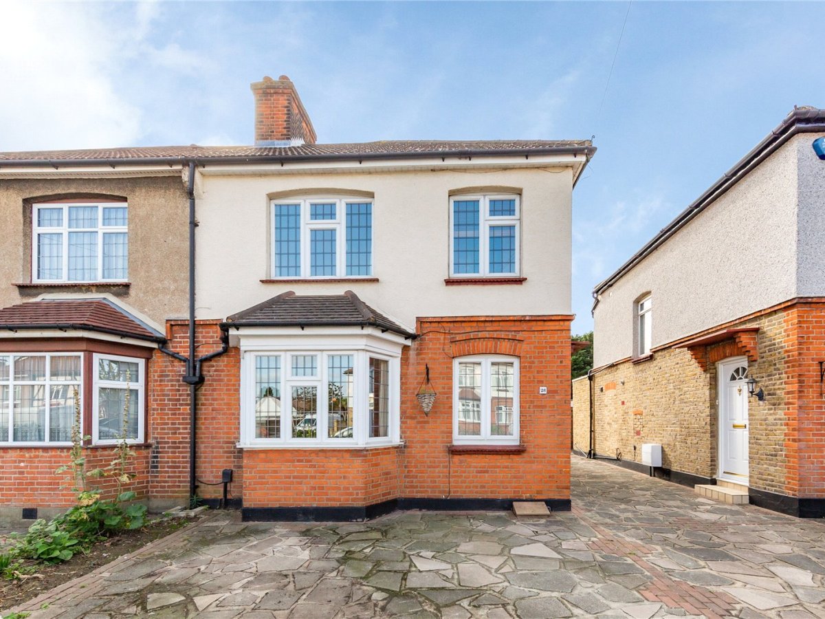 3 bedroom property for sale in Derham Gardens, Upminster, RM14 Guide