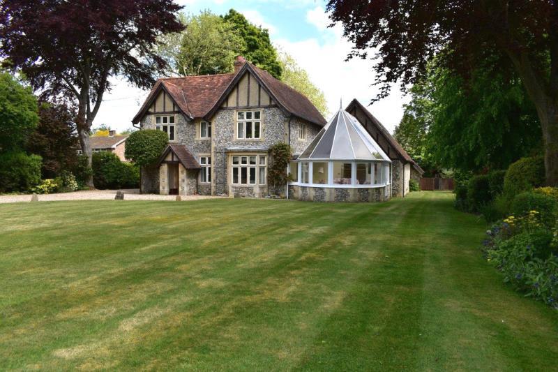 5 bedroom property for sale in Salisbury Road, Hungerford Guide price