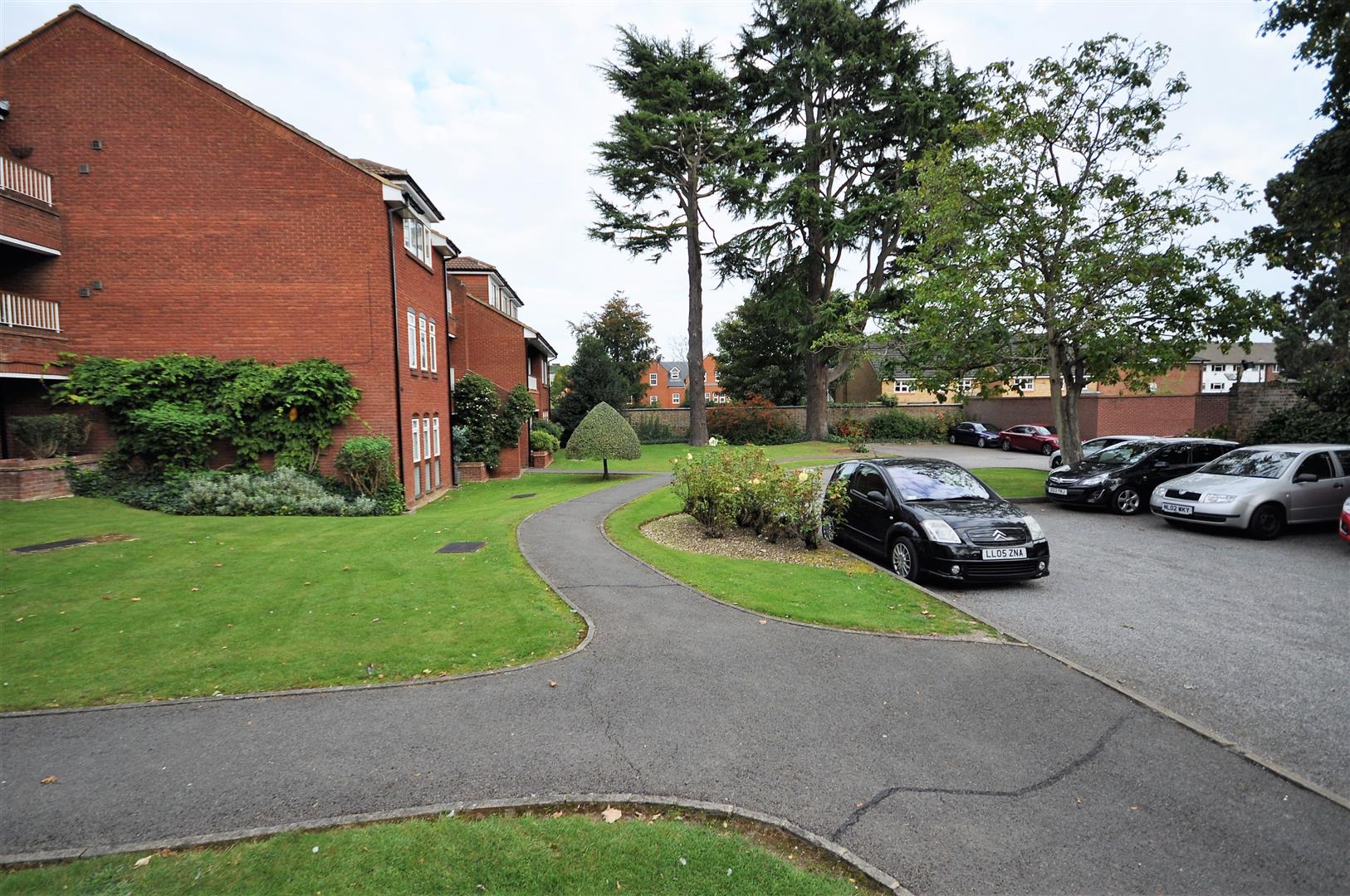 2 bedroom property to let in Langley Road, Watford £1250 pcm