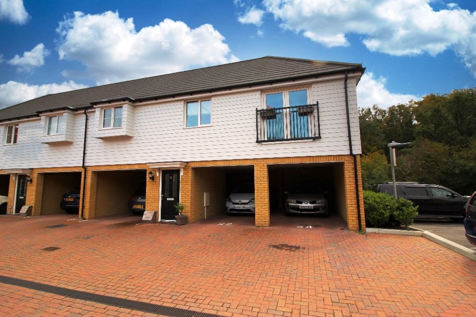 2 bedroom property for sale in Hazelbourne Avenue, Borough Green £269,950