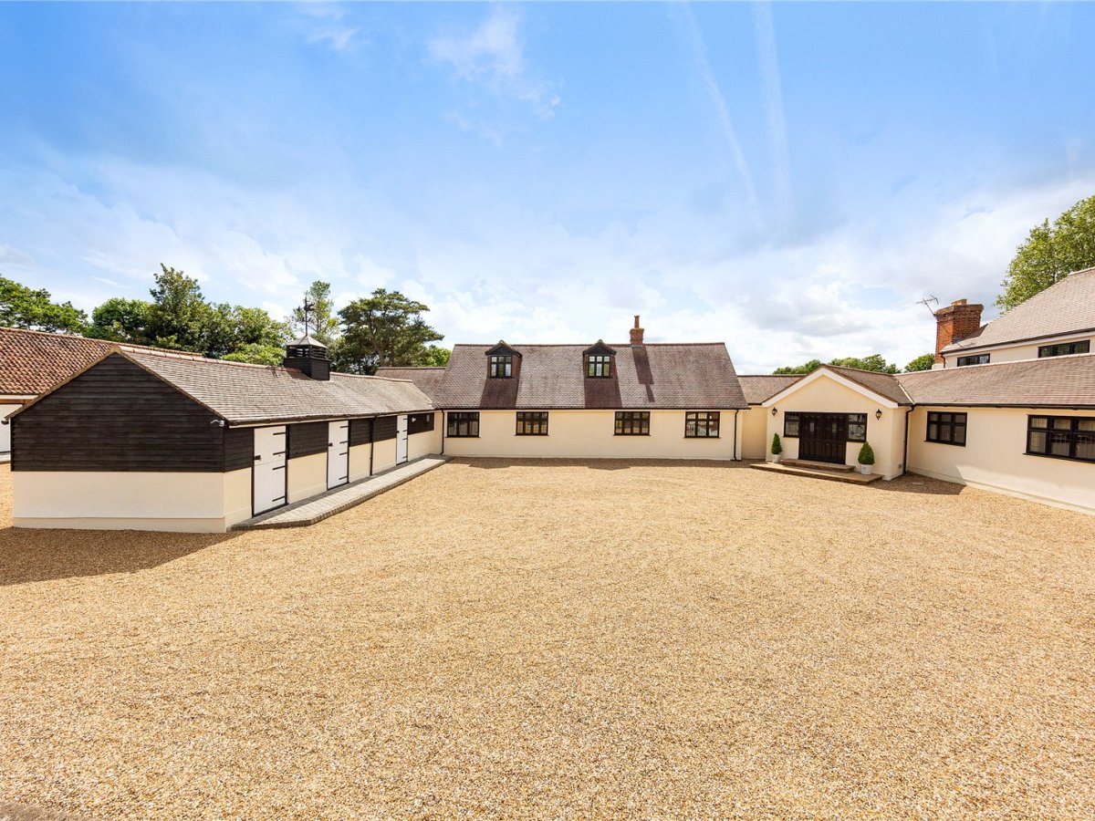 6 bedroom property for sale in Harwood Hall Lane, Upminster, RM14 £