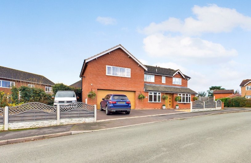 6 bedroom property for sale in Carlton Close, Bicton Heath, Shrewsbury