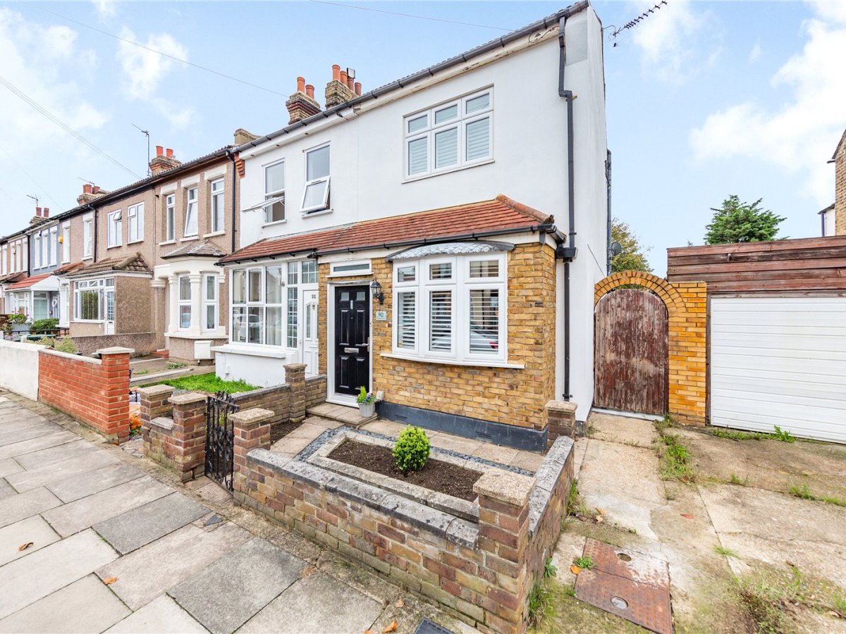 4 bedroom property for sale in Pretoria Road, Romford, RM7 Guide