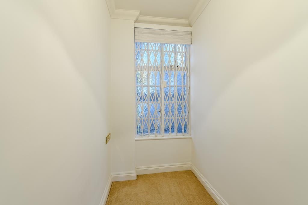 Three Bedroom  Two Bathroom  Strathmore Court  Park Road  St Johns Wood NW8 Image 24