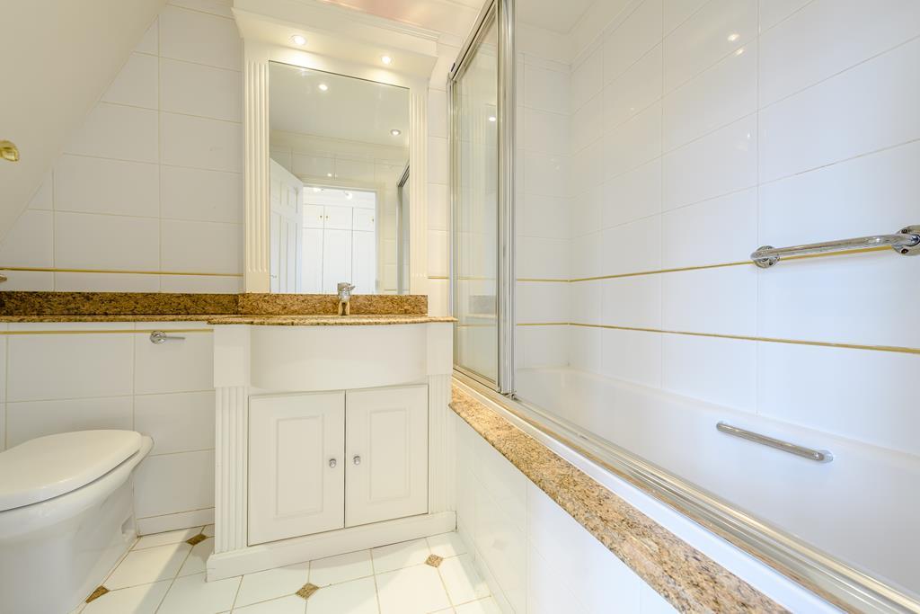 Three Bedroom  Two Bathroom  Strathmore Court  Park Road  St Johns Wood NW8 Image 26