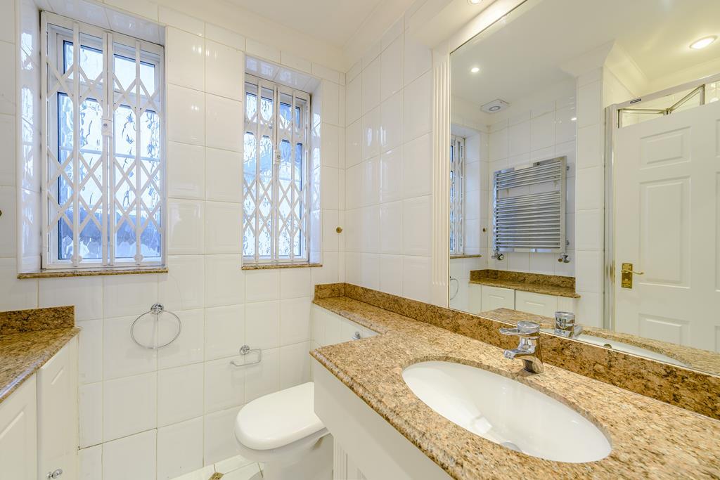 Three Bedroom  Two Bathroom  Strathmore Court  Park Road  St Johns Wood NW8 Image 28