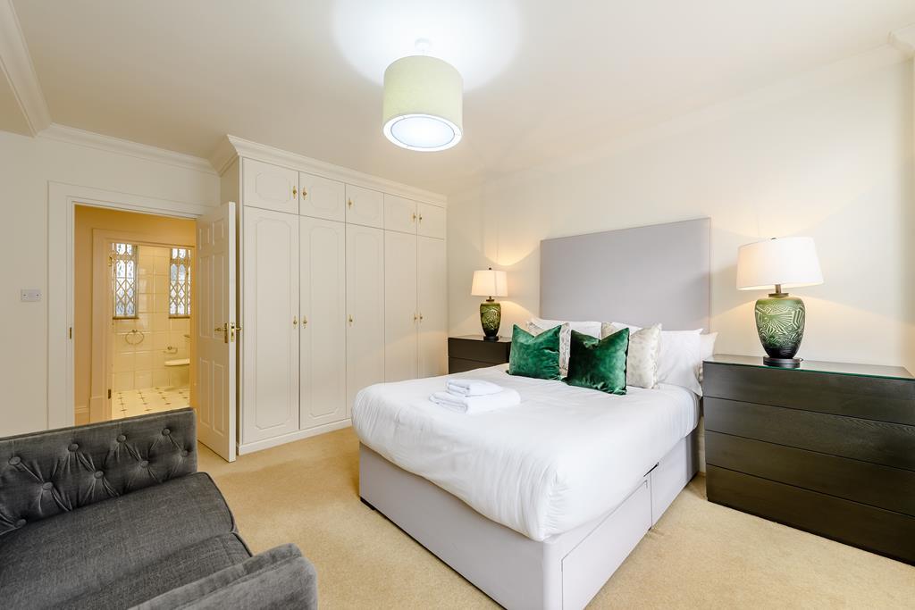 Three Bedroom  Two Bathroom  Strathmore Court  Park Road  St Johns Wood NW8 Image 17