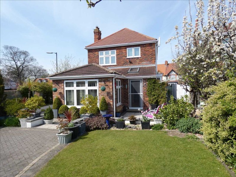 3 bedroom property for sale in CLEE CRESCENT, OLD CLEE, GRIMSBY £259,950
