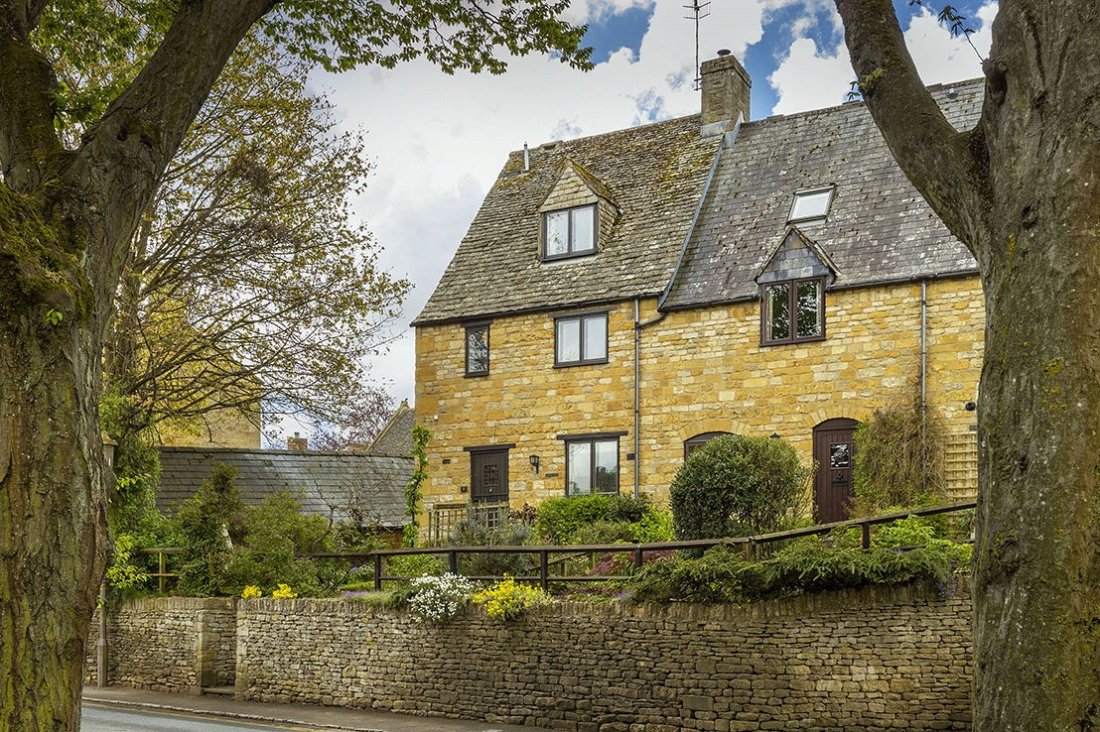 JacksonStops 3 bedroom property for sale in Wolds End Close