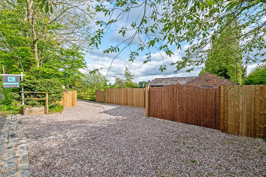 4 bedroom property for sale in Bentleys Farm Lane, Higher Whitley