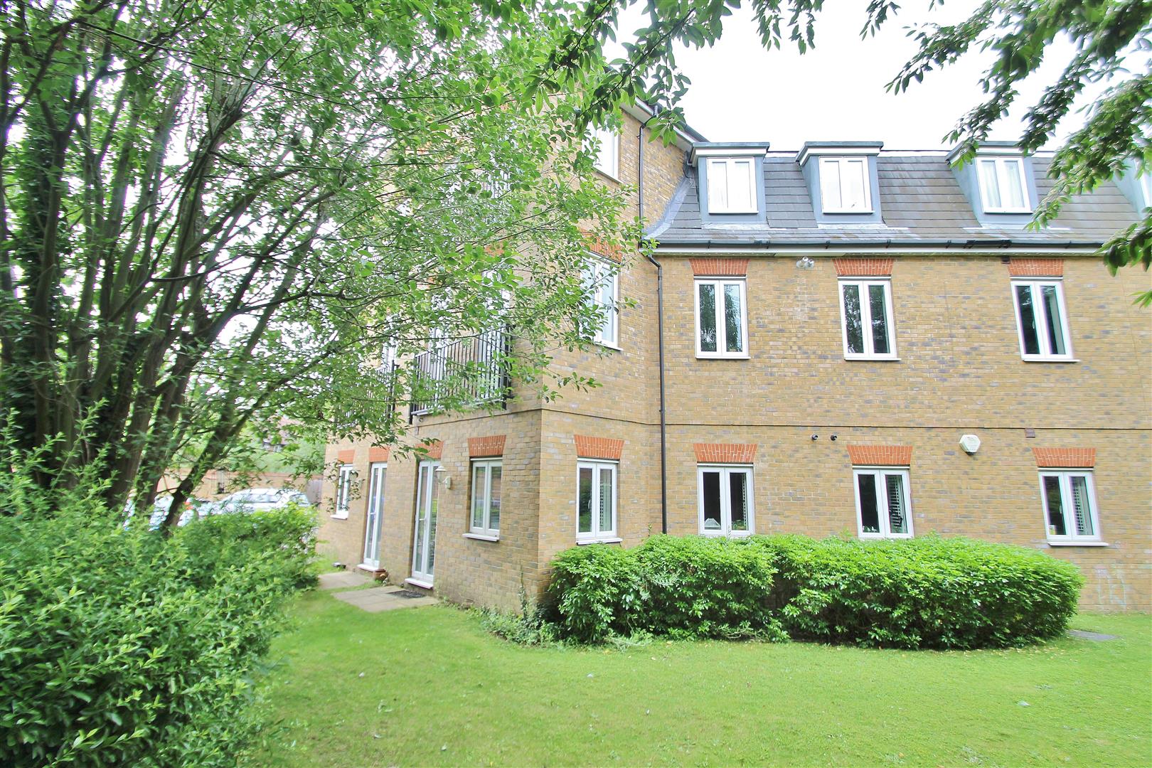 2 bedroom property for sale in Elizabeth Gardens, Old Isleworth £400,000