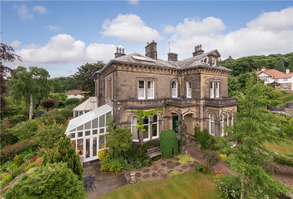 4 bedroom property for sale in Langley Road, Bingley, BD16 Guide