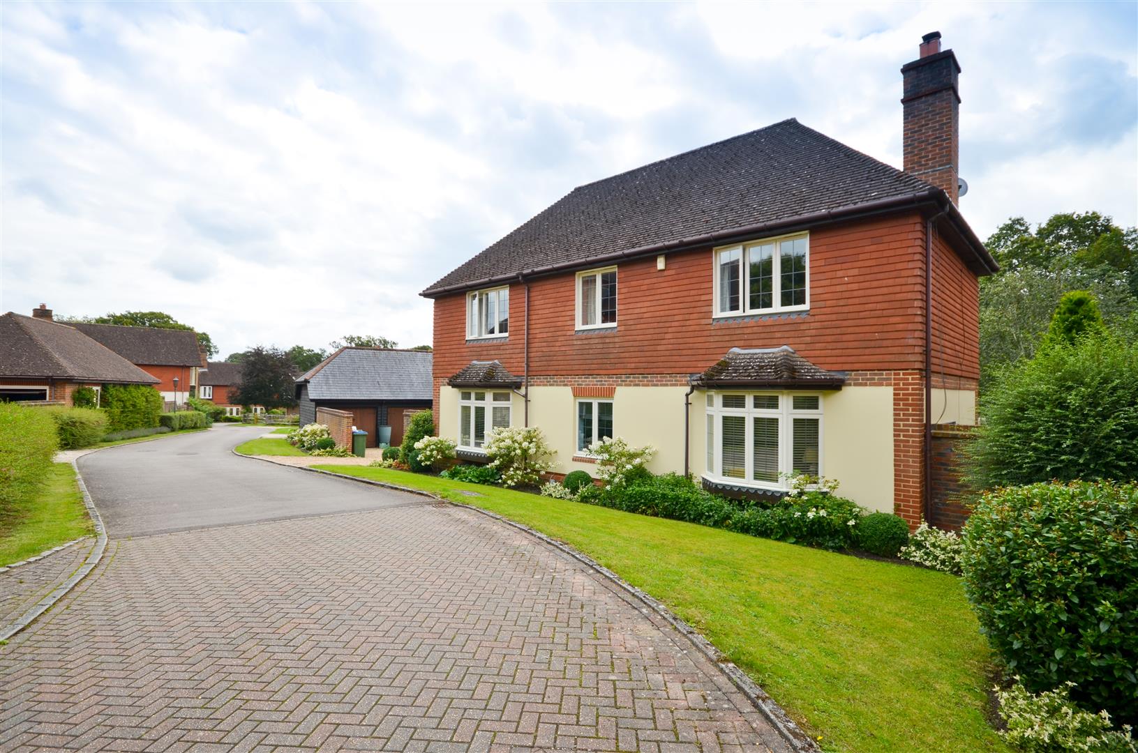 4 bedroom property for sale in Horsham, West Sussex £875,000