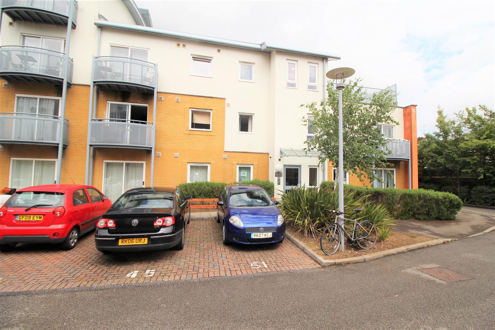 2 bedroom property to let in Trafalgar Gardens, Crawley £1,200 pcm