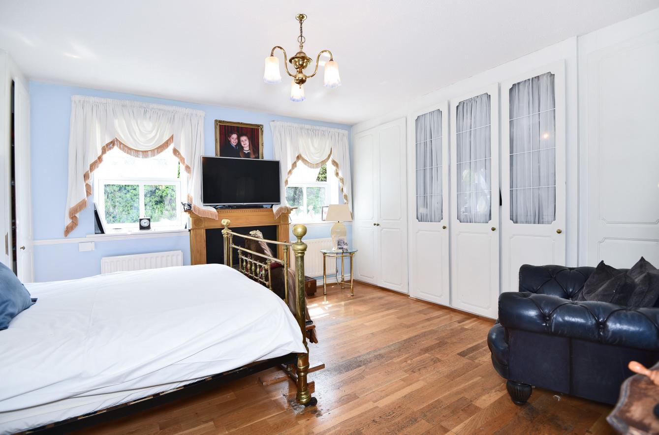 5 bedroom property for sale in Holm Grove, Hillingdon £1,175,000