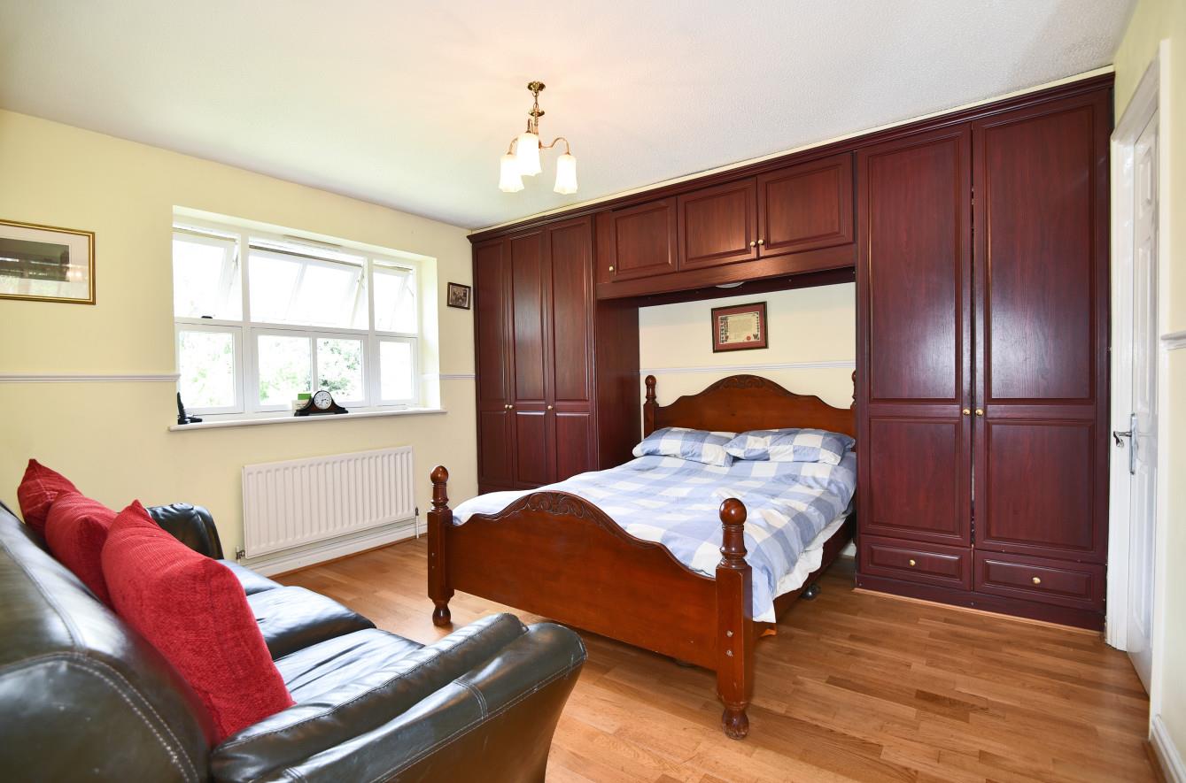 5 bedroom property for sale in Holm Grove, Hillingdon £1,175,000