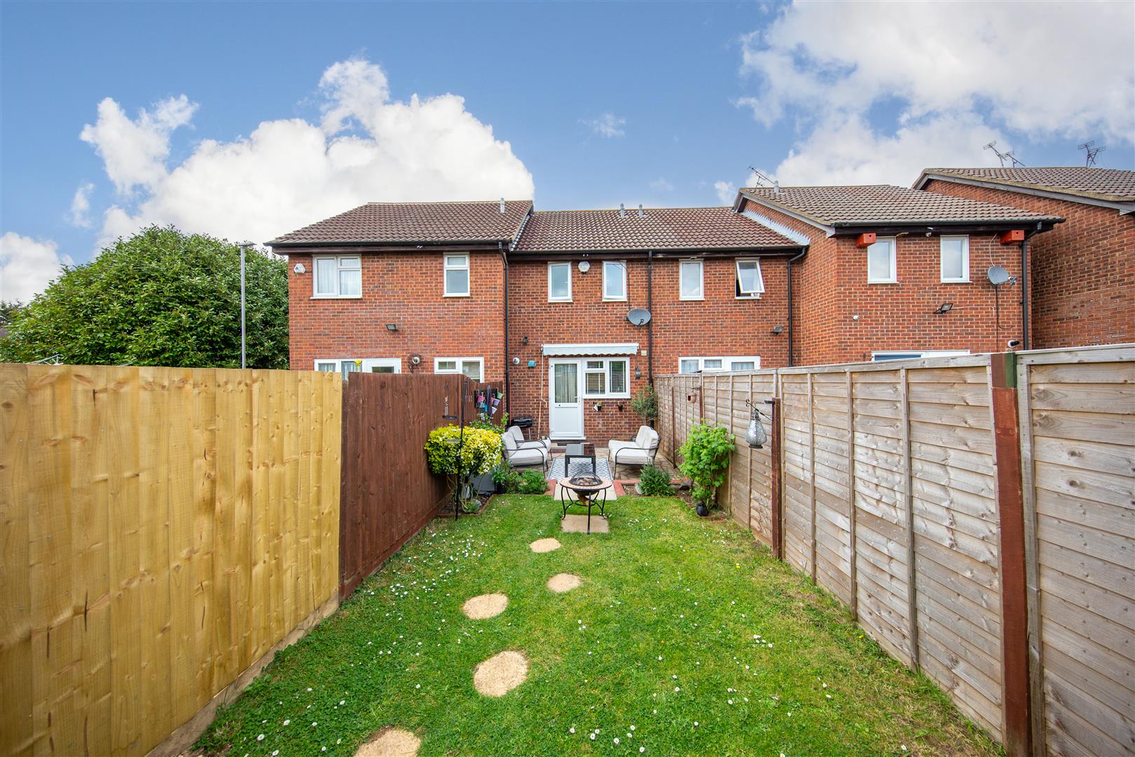 2 bedroom property for sale in Fieldfare Green, Luton, Bedfordshire £