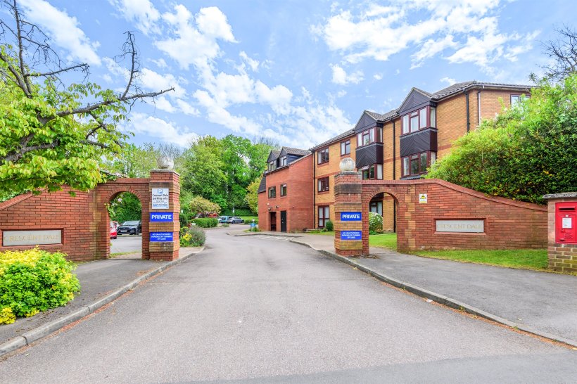 Crescent Dale, Maidenhead 2 bedroom flat Roger Platt