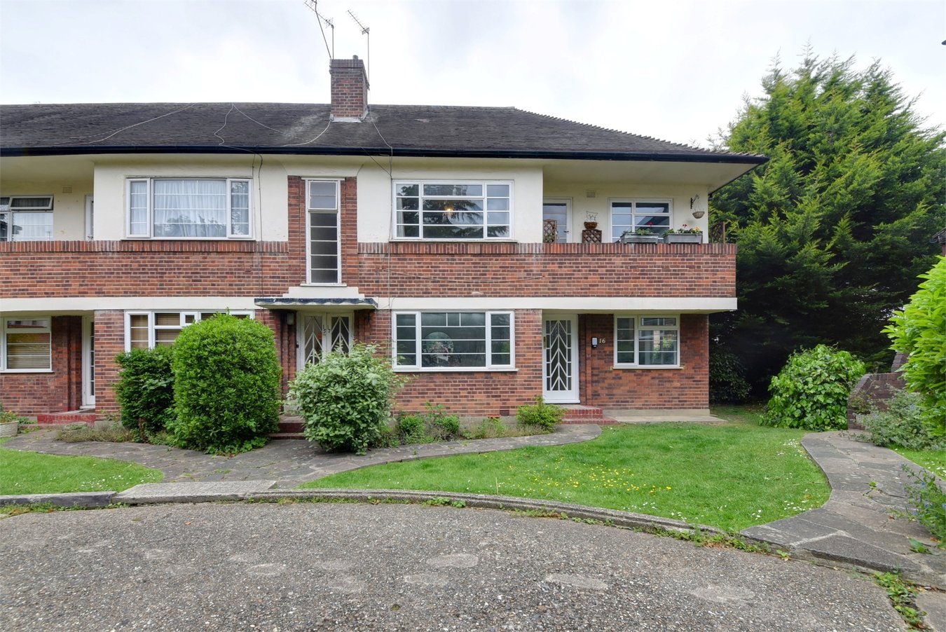 Jeremy Leaf and Co 2 bedroom property for sale in Gainsborough Court