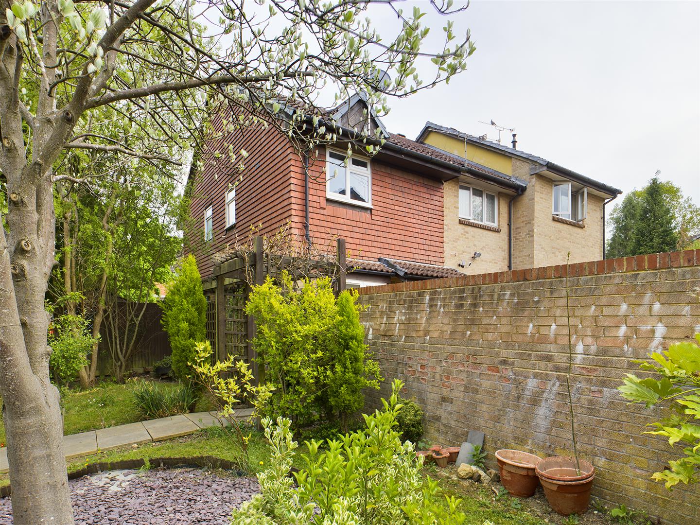 1 bedroom property for sale in Birkdale Drive, Ifield West £250,000