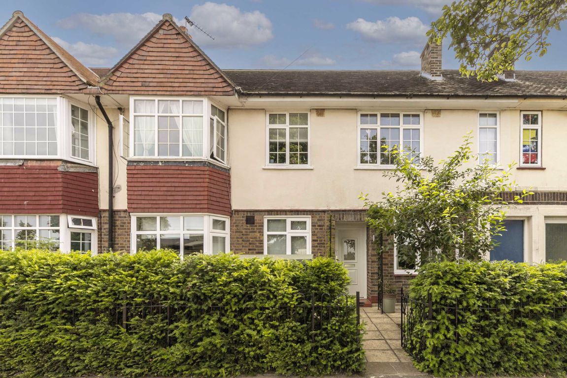 Jacksons 3 bedroom property for sale in fieldview earlsfield 622 000