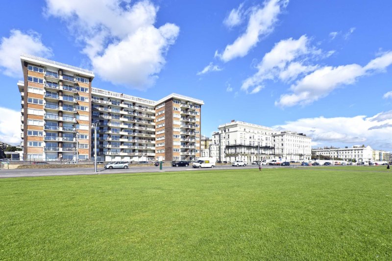 2 bedroom property for sale in Kingsway Court, Hove, East Sussex, BN3