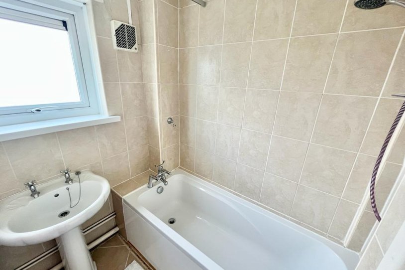 2 bedroom property for sale in Challis Court, Southampton £150,000