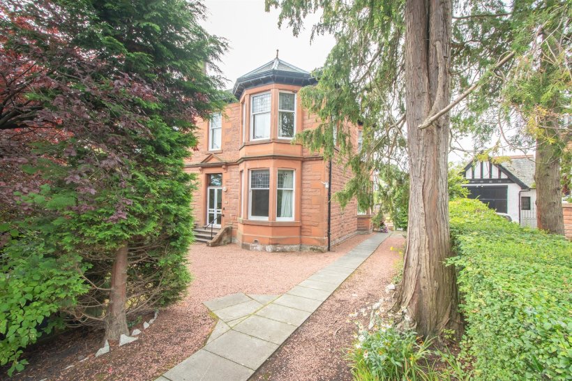 Eastwoodmains Road, Giffnock, Glasgow 4 bedroom semidetached house