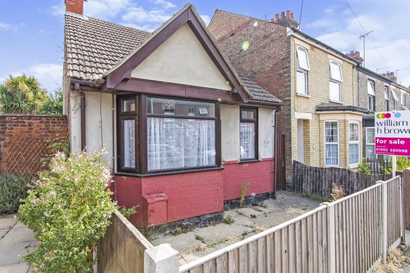 Winnipeg Road, Lowestoft 2 bedroom detached bungalow William H Brown