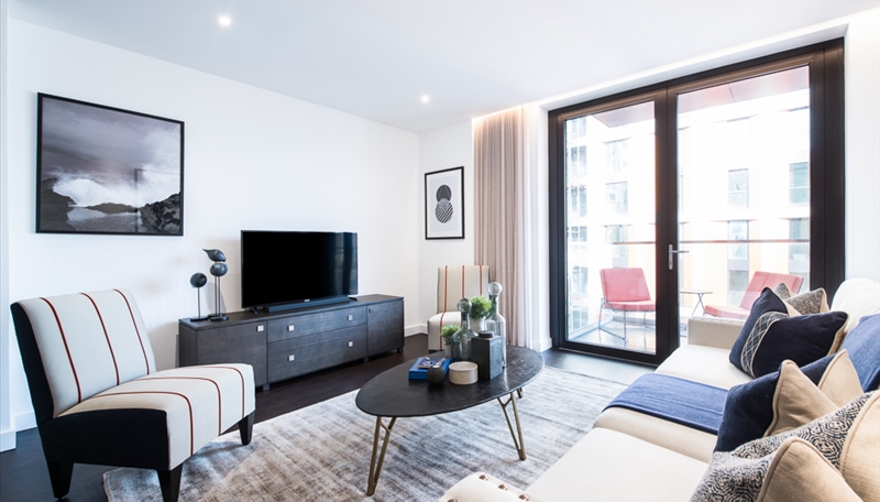 THREE BEDROOM APARTMENT  TO LET  CHARLES CLOWES WALK  NINE ELMS  SW11 Image 2