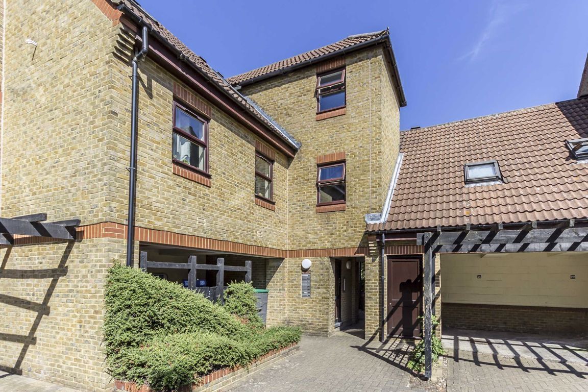 Robertson Smith & Kempson 1 bedroom property to let in Pursewardens