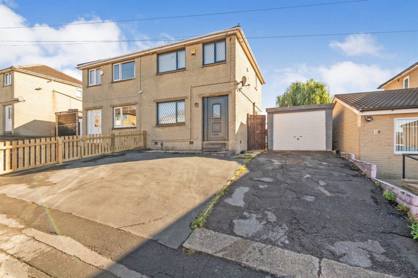 Kirkstone Avenue, Huddersfield 3 bedroom semidetached house
