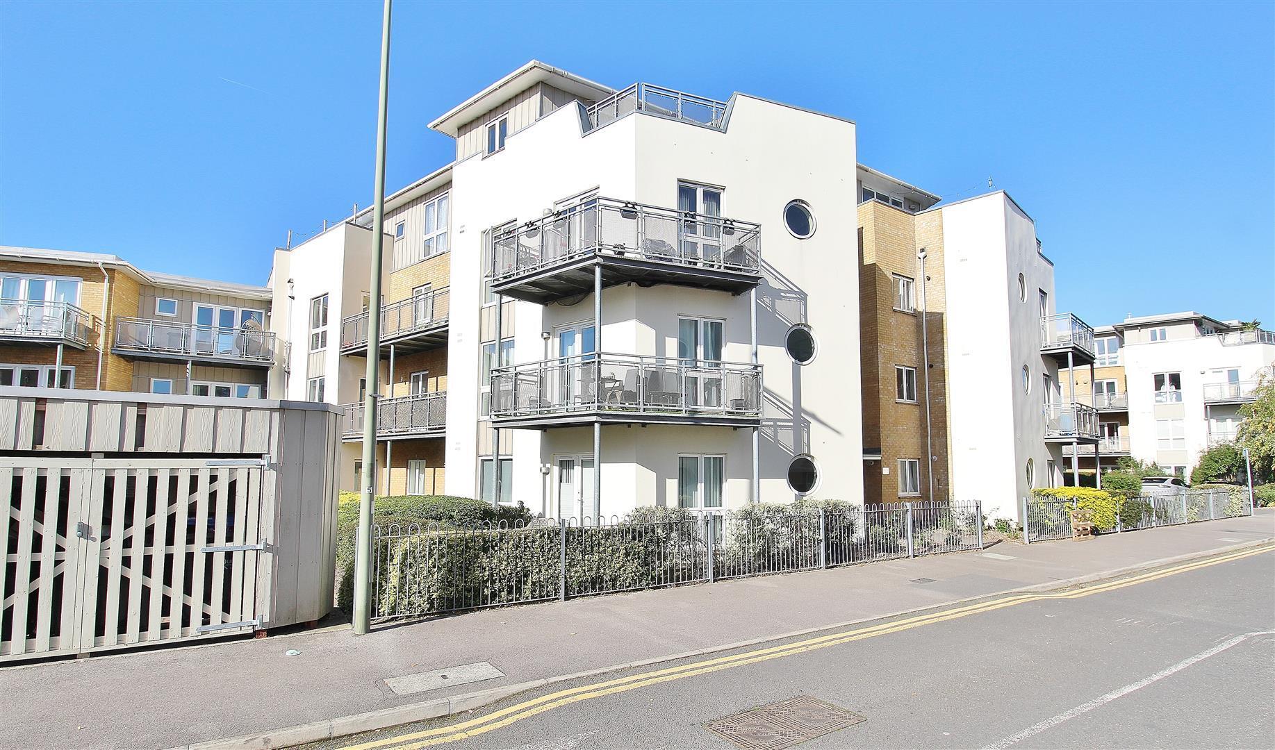 2 bedroom property to let in Bridge Wharf, Chertsey £1,350 pcm