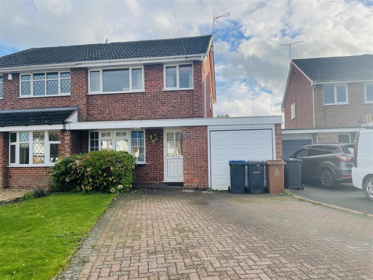 3 bedroom property for sale in Portland Drive, Hinckley Guide price £