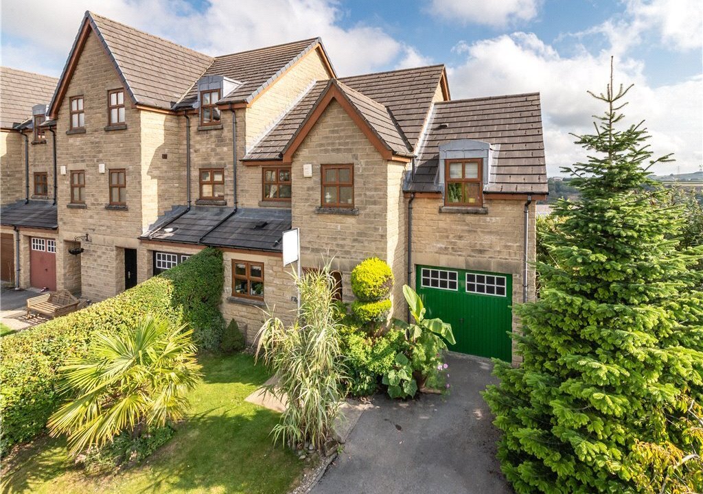 4 bedroom property for sale in Brambleside, Denholme, Bradford, BD13