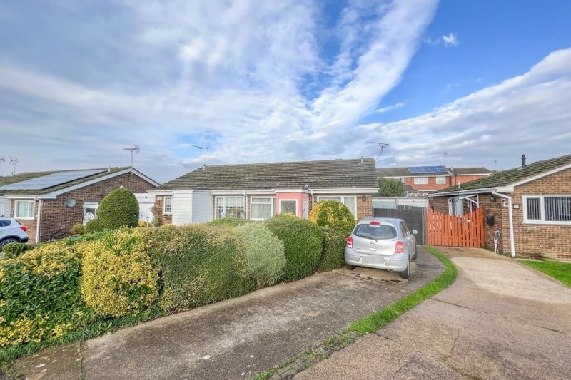 2 bedroom property for sale in Dorset Gardens, Ashingdon £305,000