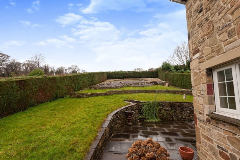 Bankfield Park Avenue, Taylor Hill, Huddersfield 3 bedroom detached