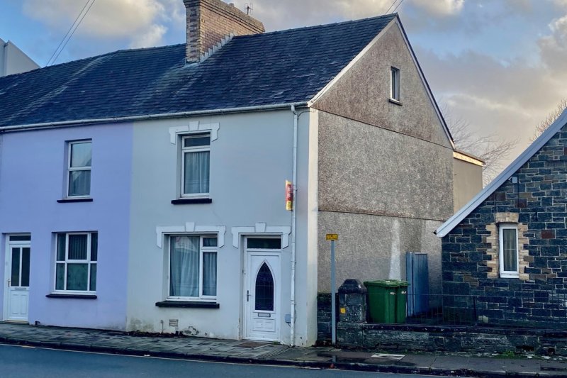 2 bedroom property for sale in High Street, Lampeter, SA48 Offers in