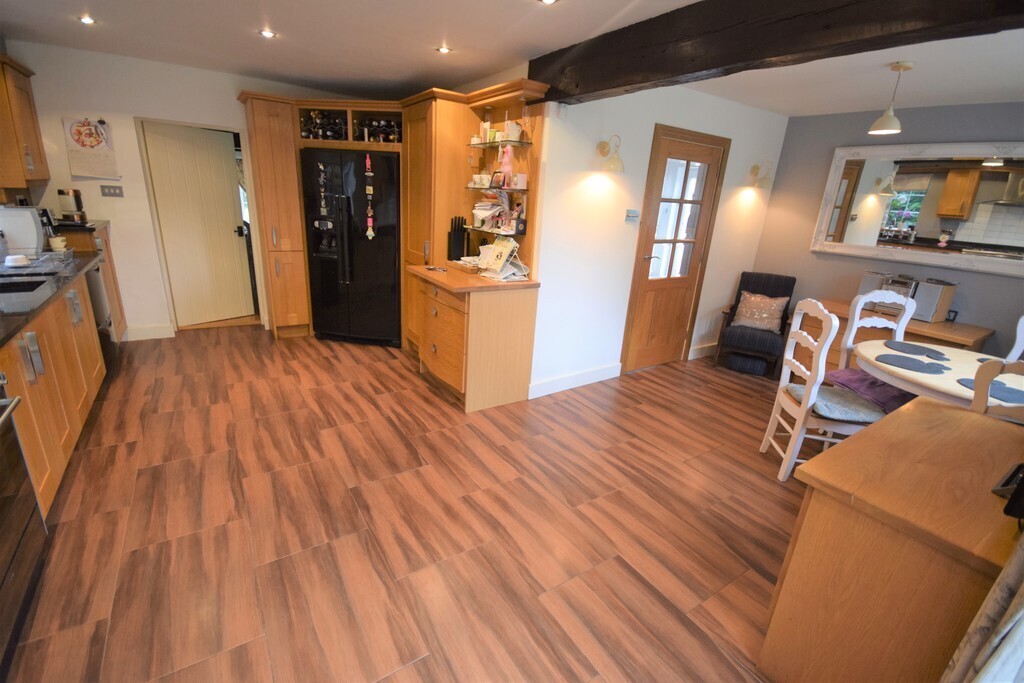 4 bedroom property for sale in Highfield Lane, Trumfleet, Doncaster Offers in the region of £