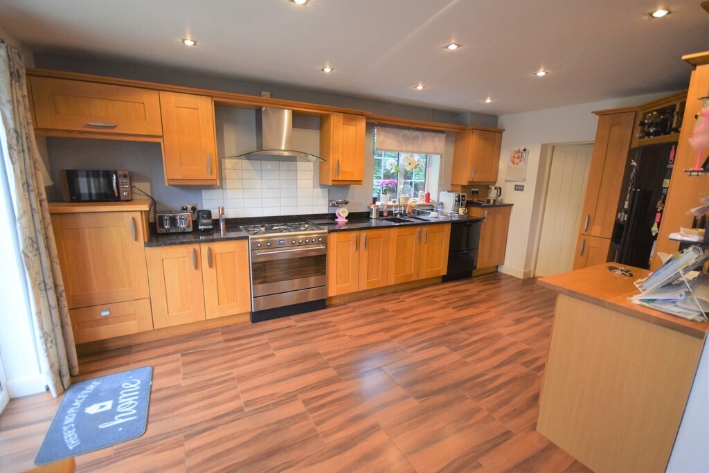 4 bedroom property for sale in Highfield Lane, Trumfleet, Doncaster Offers in the region of £